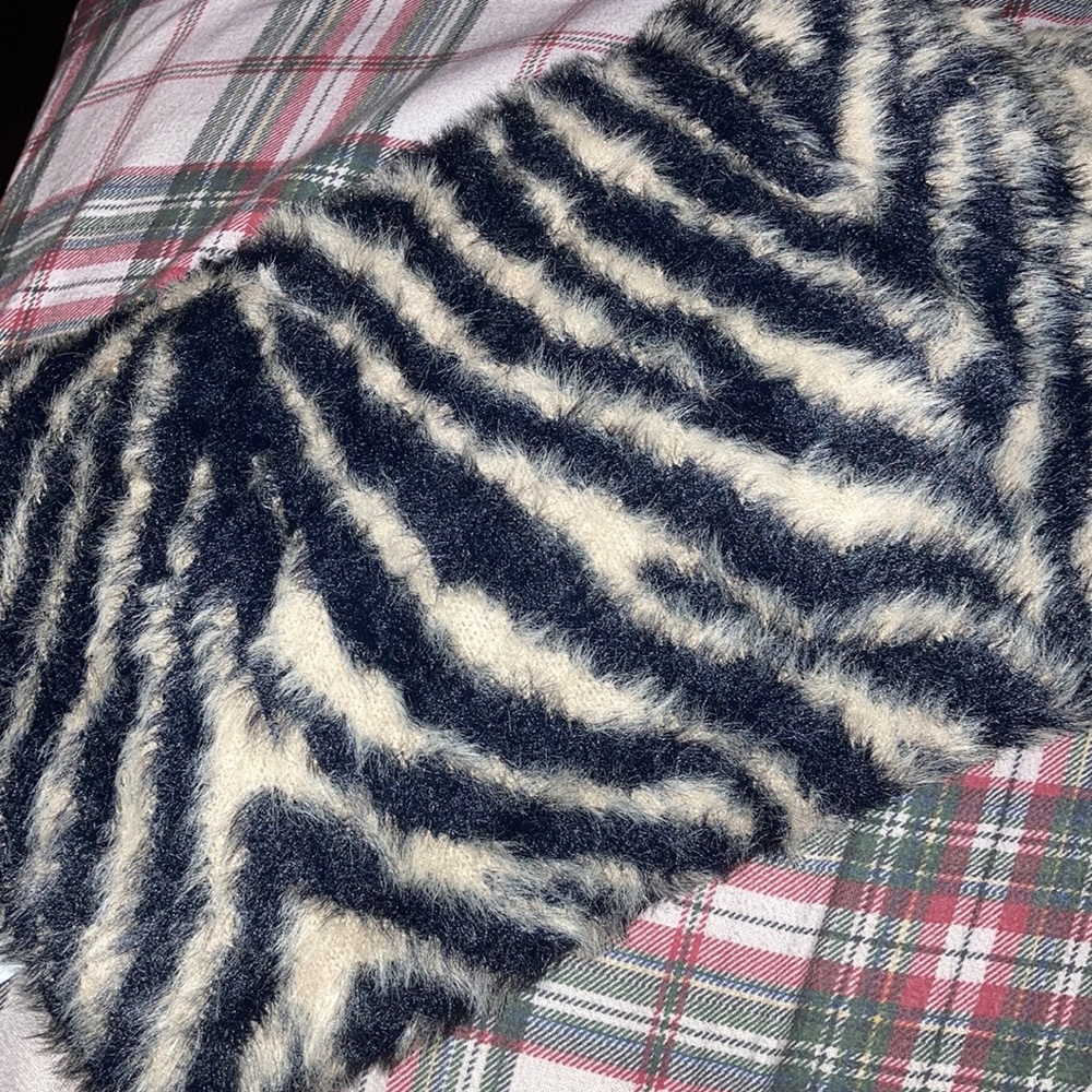 American Eagle - Fuzzy Soft Scarf